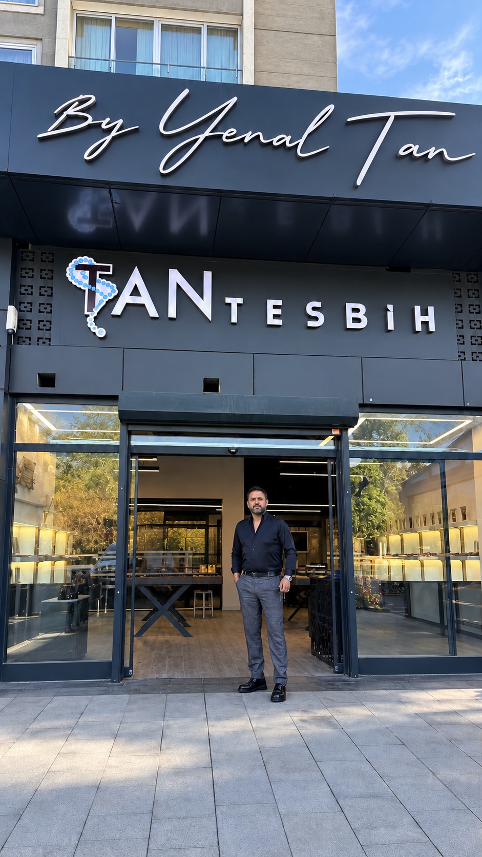 By Yenal Tan tabelası ve Tan Tesbih mağazasının önü